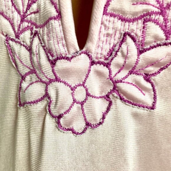 Vintage 70s Vanity Fair Pink Tricot Nylon Embroidered Floral Nightgown Size 36 - Picture 4 of 9